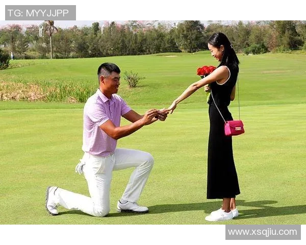 足球场上浪漫求婚瞬间 球星亲自下跪向女友求婚 感动全场观众