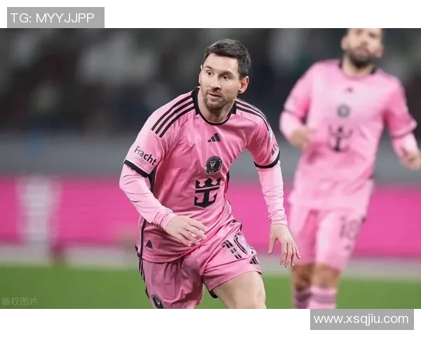 足球场球迷追捧球星背后的故事与明星效应的深度解析 足球场球迷追捧球星背后的故事与明星效应的深度解析