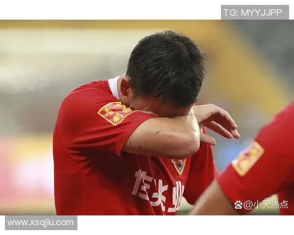 足球球星因染红色而被罚下场的历史瞬间及其背后原因揭秘